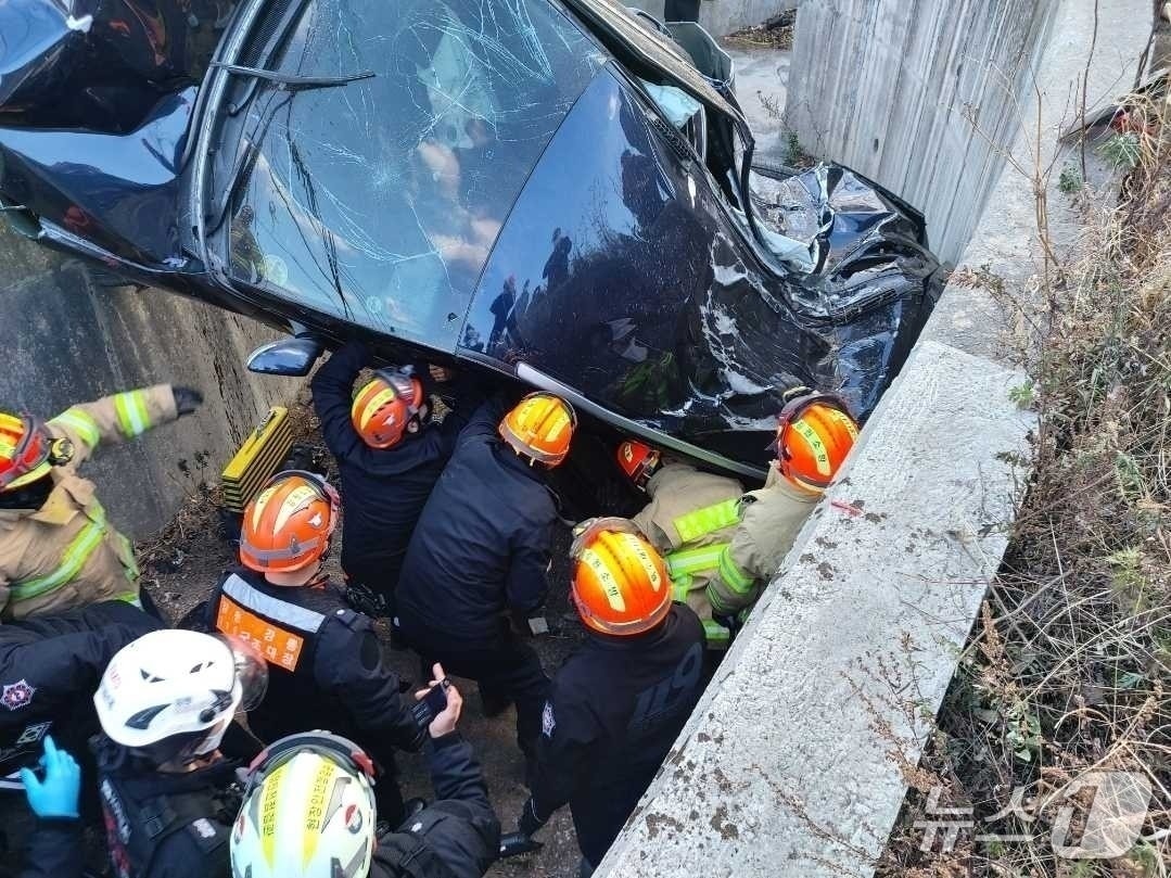 지난 2022년 12월 강원 강릉에서 발생한 급발진 의심사고 현장.&#40;강릉소방서 제공, 재판매 및 DB 금지&#41;