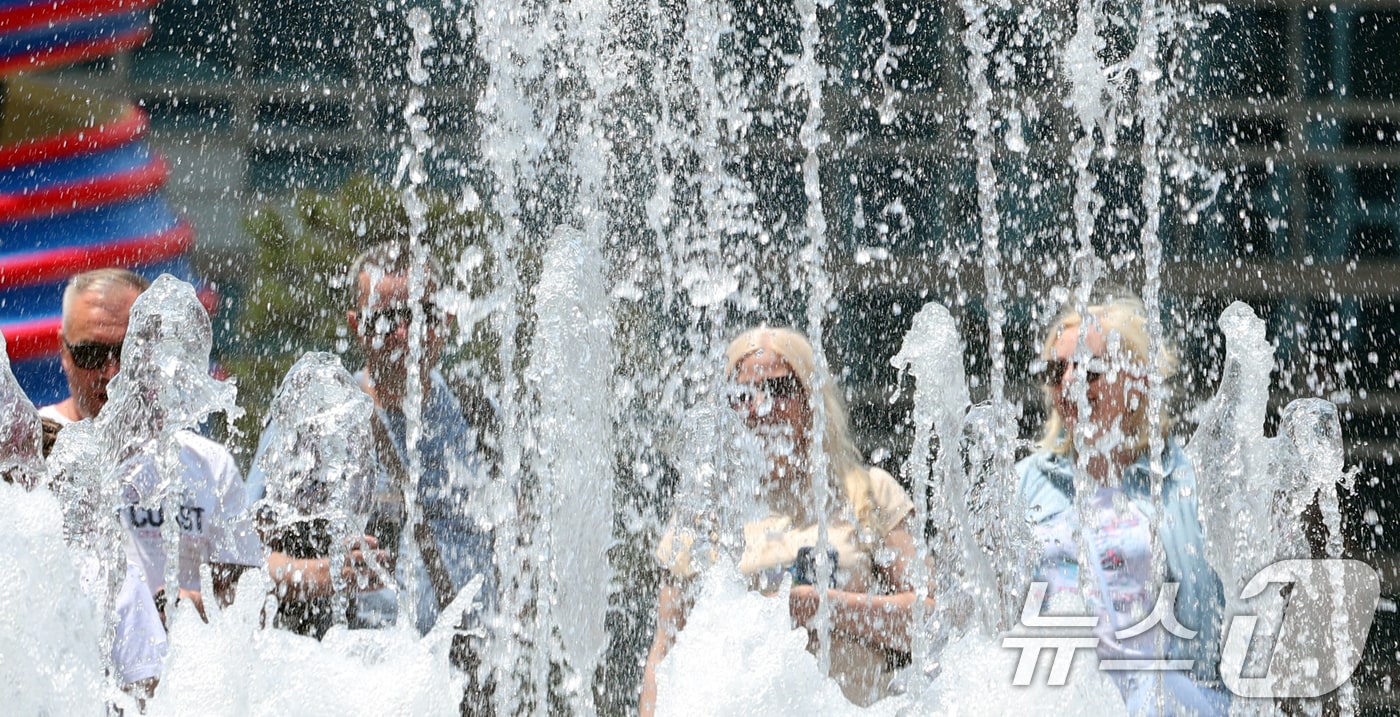 서울 25도 등 초여름 날씨를 보였던 13일 서울 청계천에서 외국인 관광객들이 나들이를 하고 있다. /뉴스1 ⓒ News1 김명섭 기자