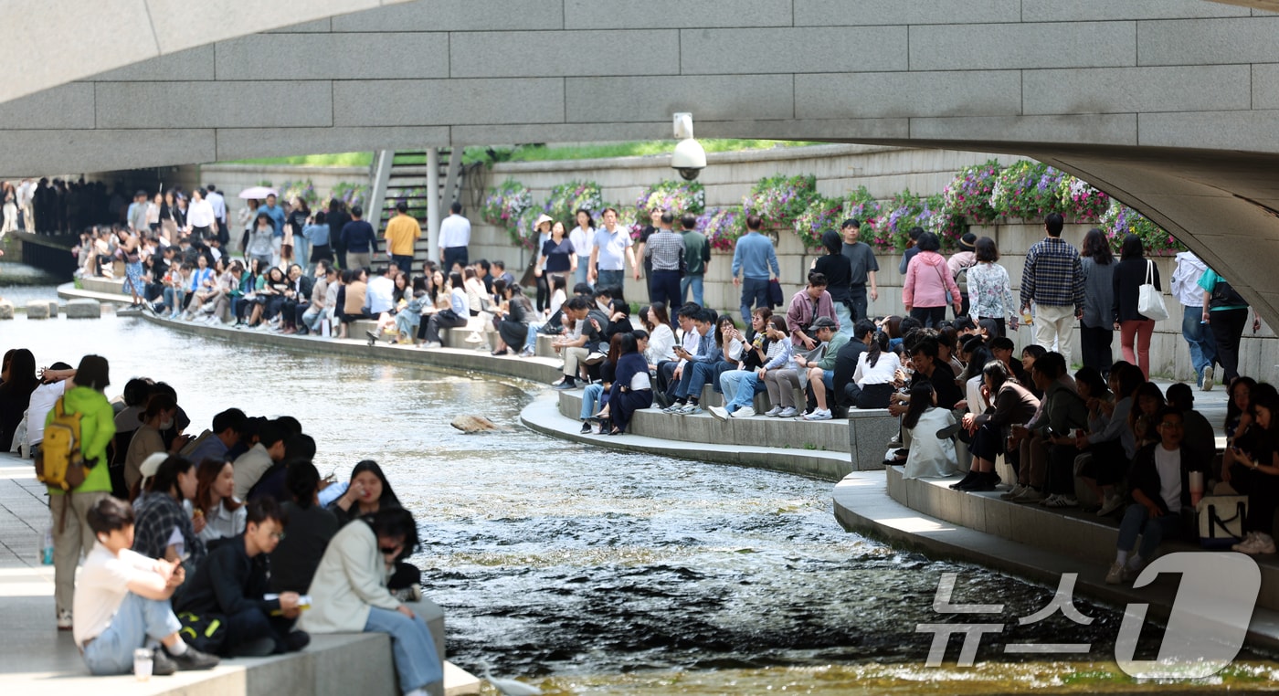 그늘에서 쉬는 시민들.(뉴스1 DB)