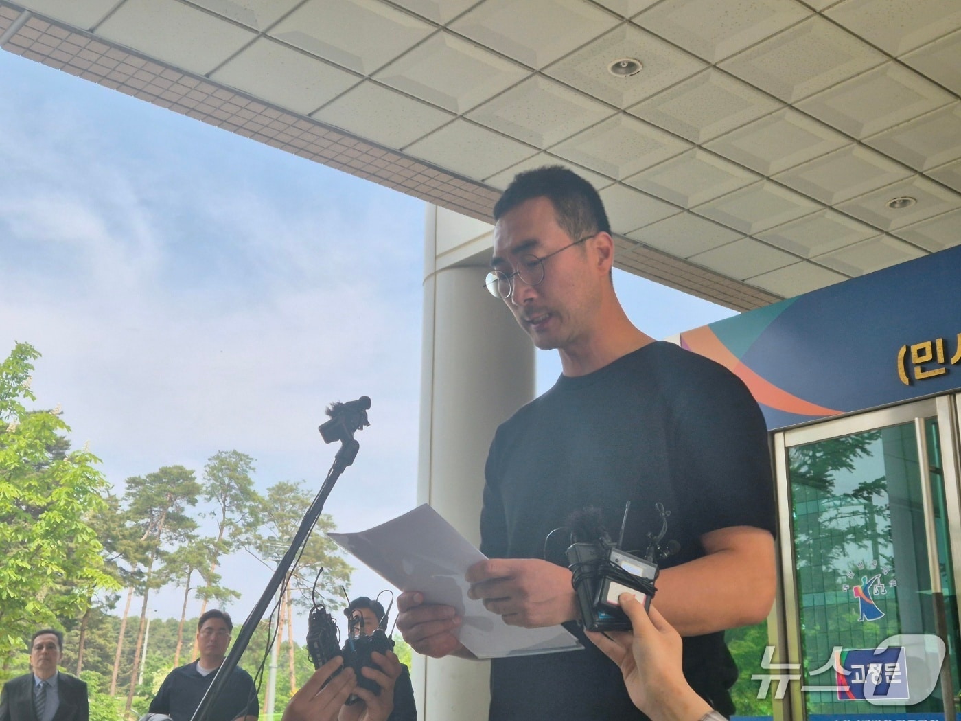 2022년 강원 강릉에서 일어난 급발진 의심사고로 목숨을 잃은 고&#40;故&#41; 이도현&#40;당시 12세&#41; 군의 아버지 이상훈 씨가 13일 춘천지법 강릉지원에서 열린 제조사와의 손배소 판결 선고를 마친 뒤 취재진에게 입장을 밝히고 있다.2025.5.13/뉴스1