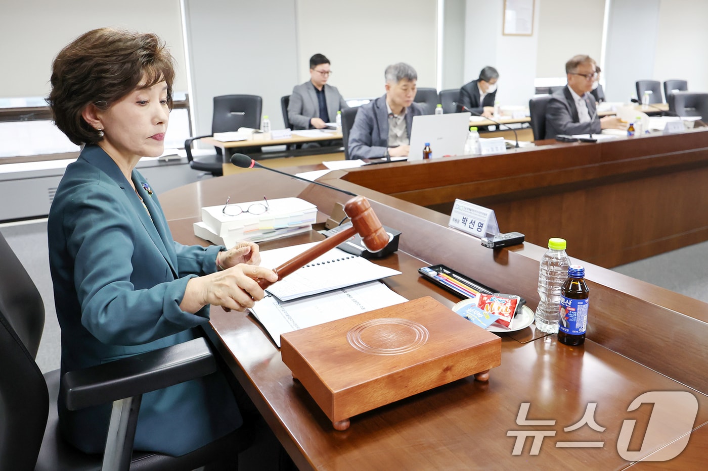 박선영 진실·화해를 위한 과거사정리위원회&#40;진화위&#41; 위원장이 13일 오후 서울 중구 진화위에서 열린 &#39;제109차 위원회 회의&#39;에 참석해 의사봉을 부드려 개회를 알리고 있다.  2025.5.13/뉴스1 ⓒ News1 민경석 기자