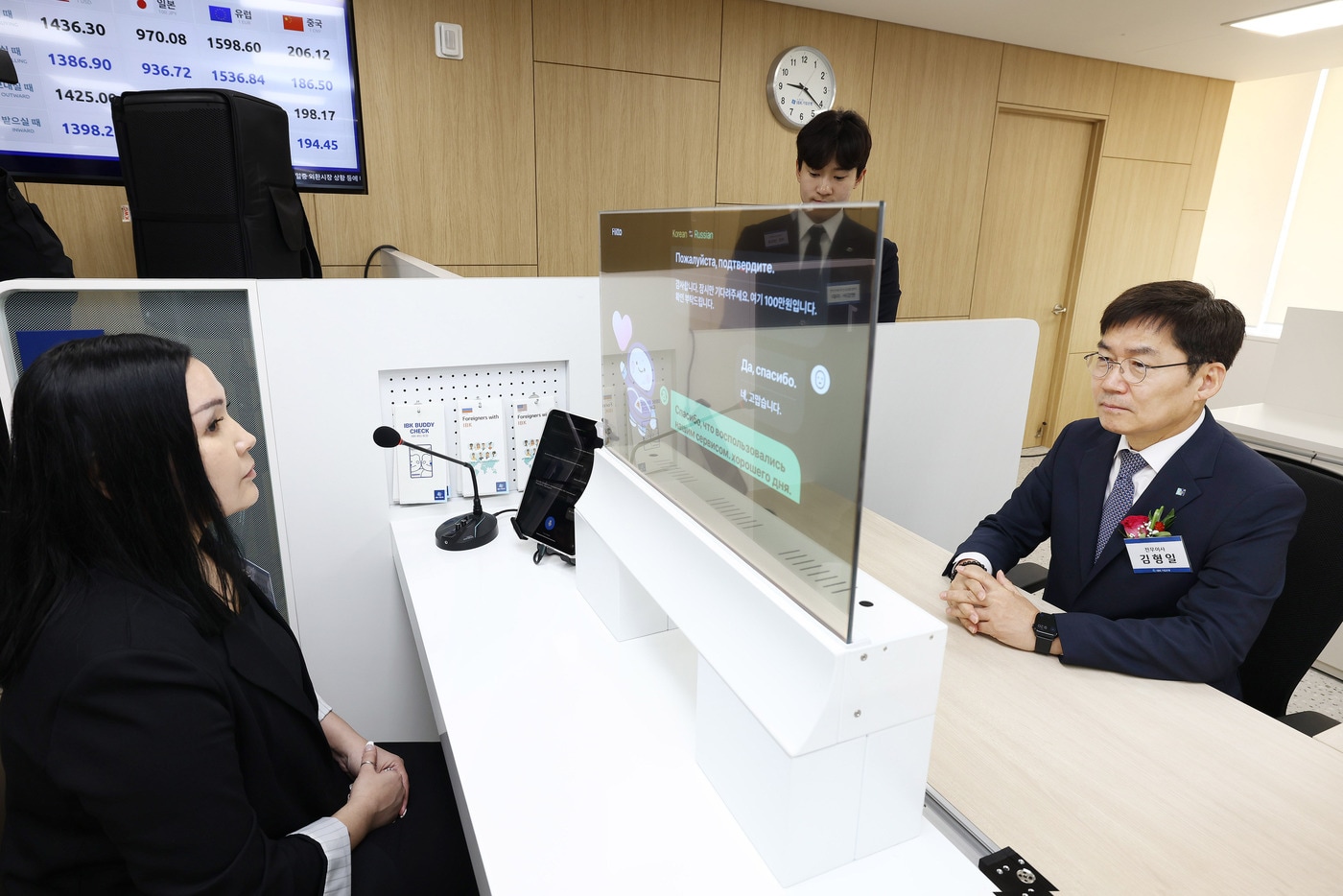 13일 경기도 안산에 위치한 기업은행 안산외국인금융센터에서 김형일 IBK기업은행 전무이사가 실시간 통번역서비스 시스템을 시연하고 있는 모습.(기업은행 제공)