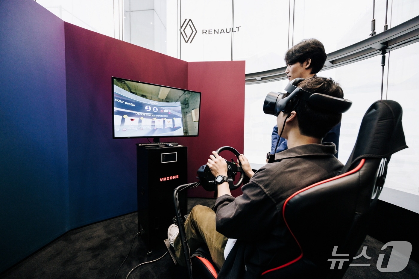 13일 서울 성동구 성수동 소재 르노코리아 스토어 '르노 성수'에서 고객들이 안전운전 시뮬레이터를 체험하는 모습(르노코리아 제공). 2025.05.13.