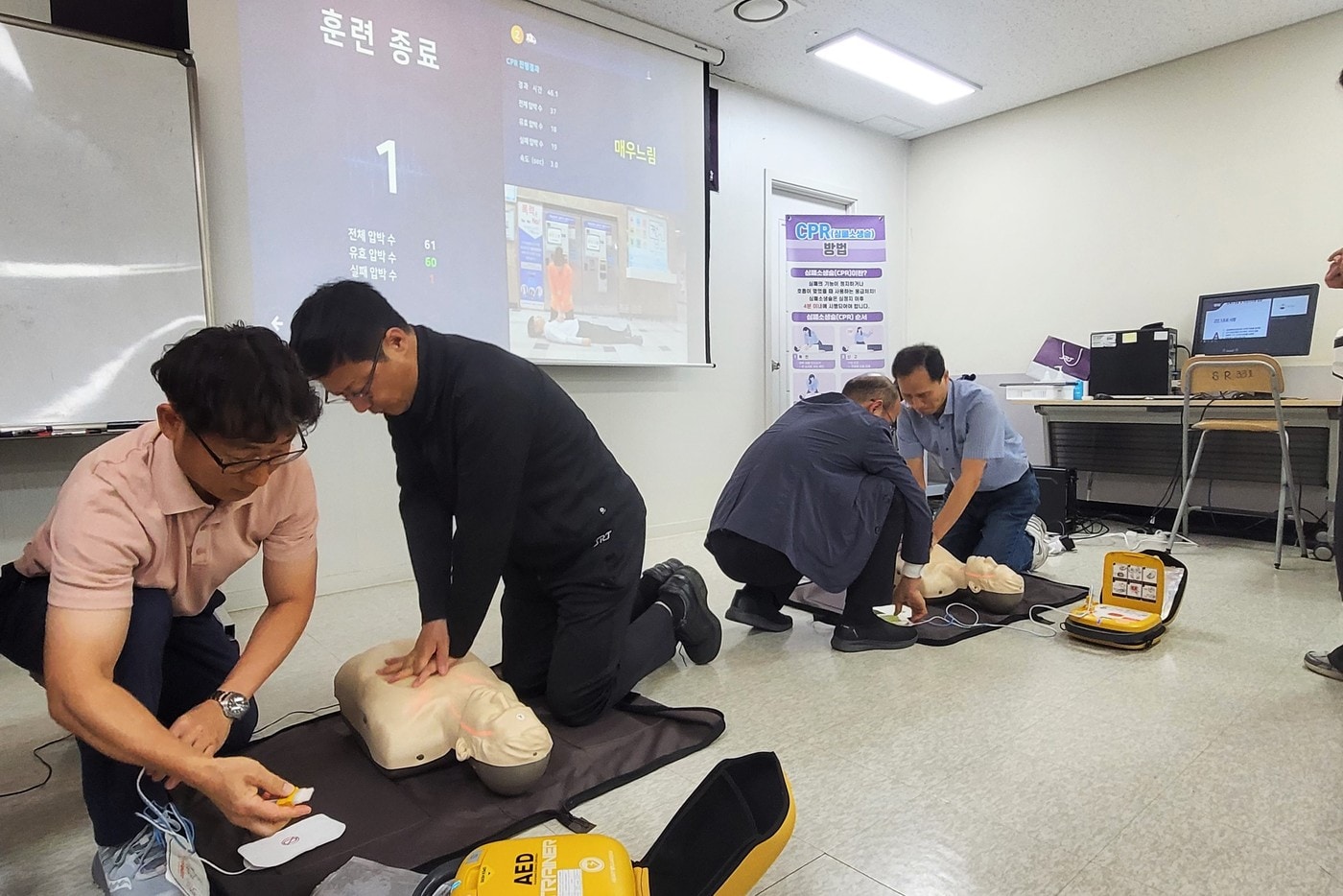 SRT 기장 객실장 대상 심폐소생술 교육 모습.(SR 제공)
