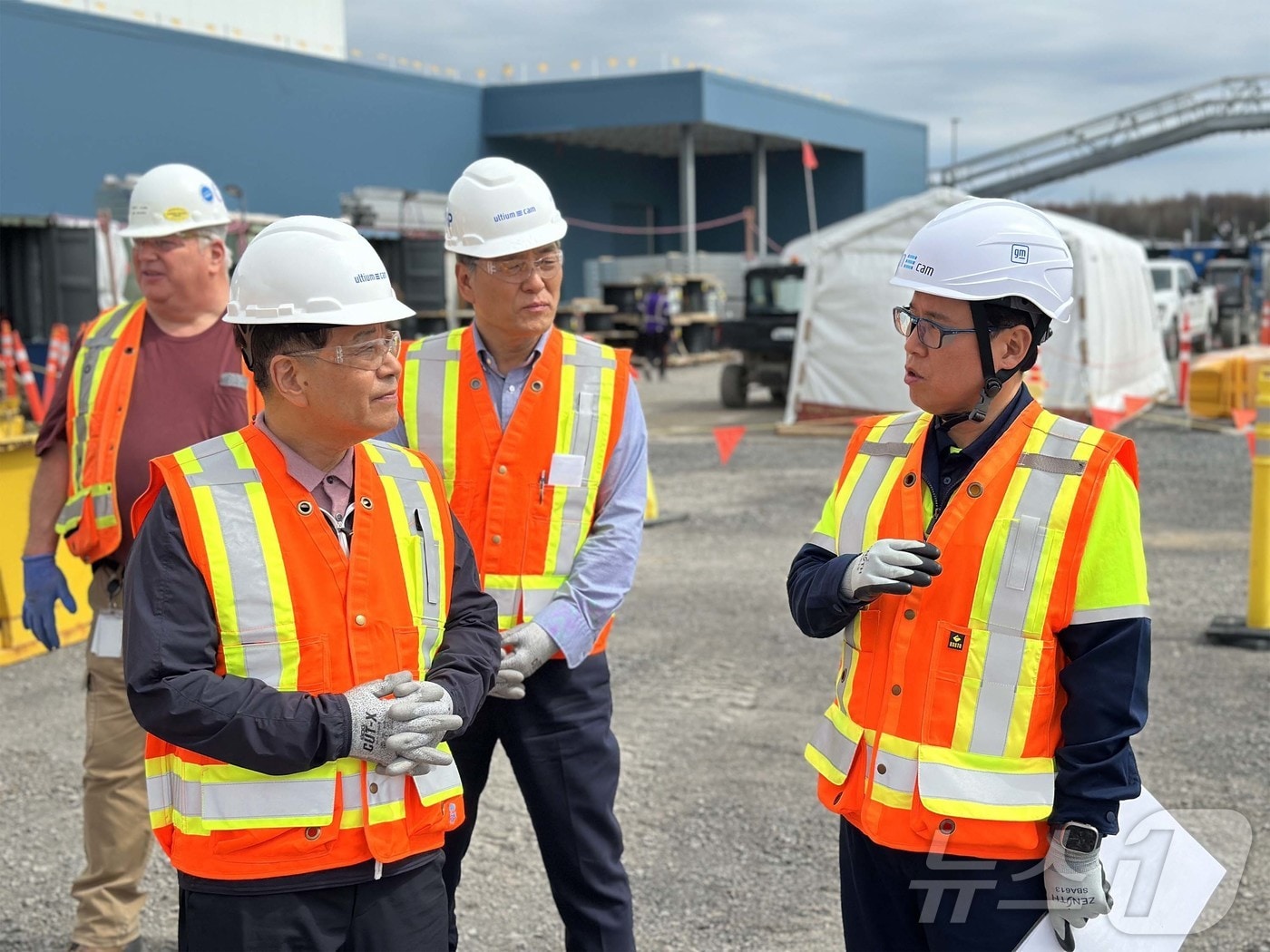 장인화 포스코그룹 회장이 지난 4월 29일(현지시간) 포스코퓨처엠과 제너럴모터스(GM) 합작 양극재 생산법인인 캐나다 '얼티엄캠' 현장을 점검하고 있다(포스코그룹 제공) 2025.5.13/뉴스1 ⓒ News1 박종홍 기자