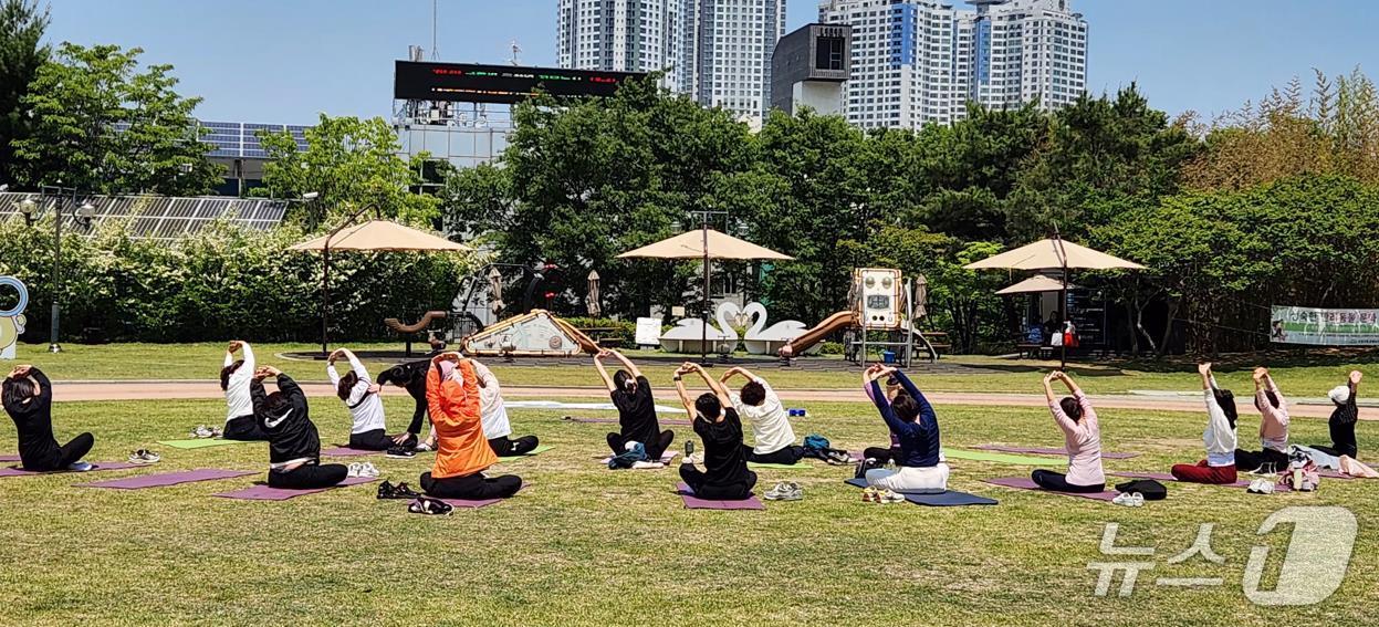 오는 23일까지 대구 수성못 상화동산에서 요가 프로그램이 운영된다. (대구 수성구 제공.재판매 및 DB 금지)