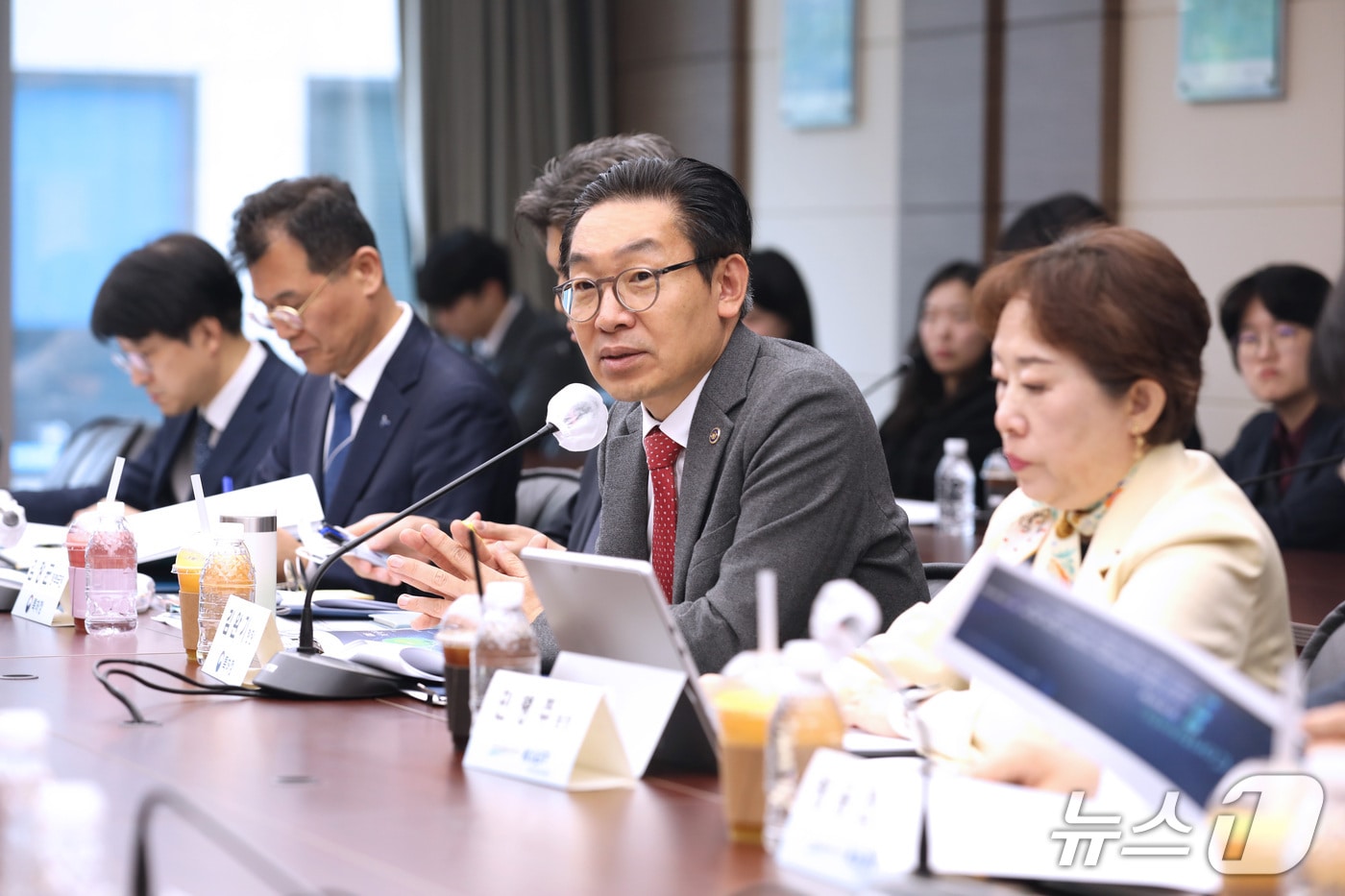 김완기 특허청장(오른쪽에서 2번째)이 ‘특허청-KIAT 공동 기술사업화 정책간담회’에서 인사말을 하고 있다.(특허청 제공.재판매 및 DB금지)/뉴스1