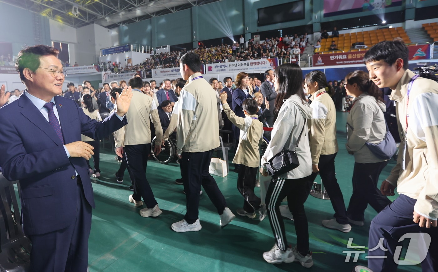 13일 김해실내체육관에서 열린 제19회 전국장애학생체육대회 개회식에서 박완수 경남지사가 입장하는 선수단을 격려하고 있다.(경남도 제공. 재판매 및 DB금지)