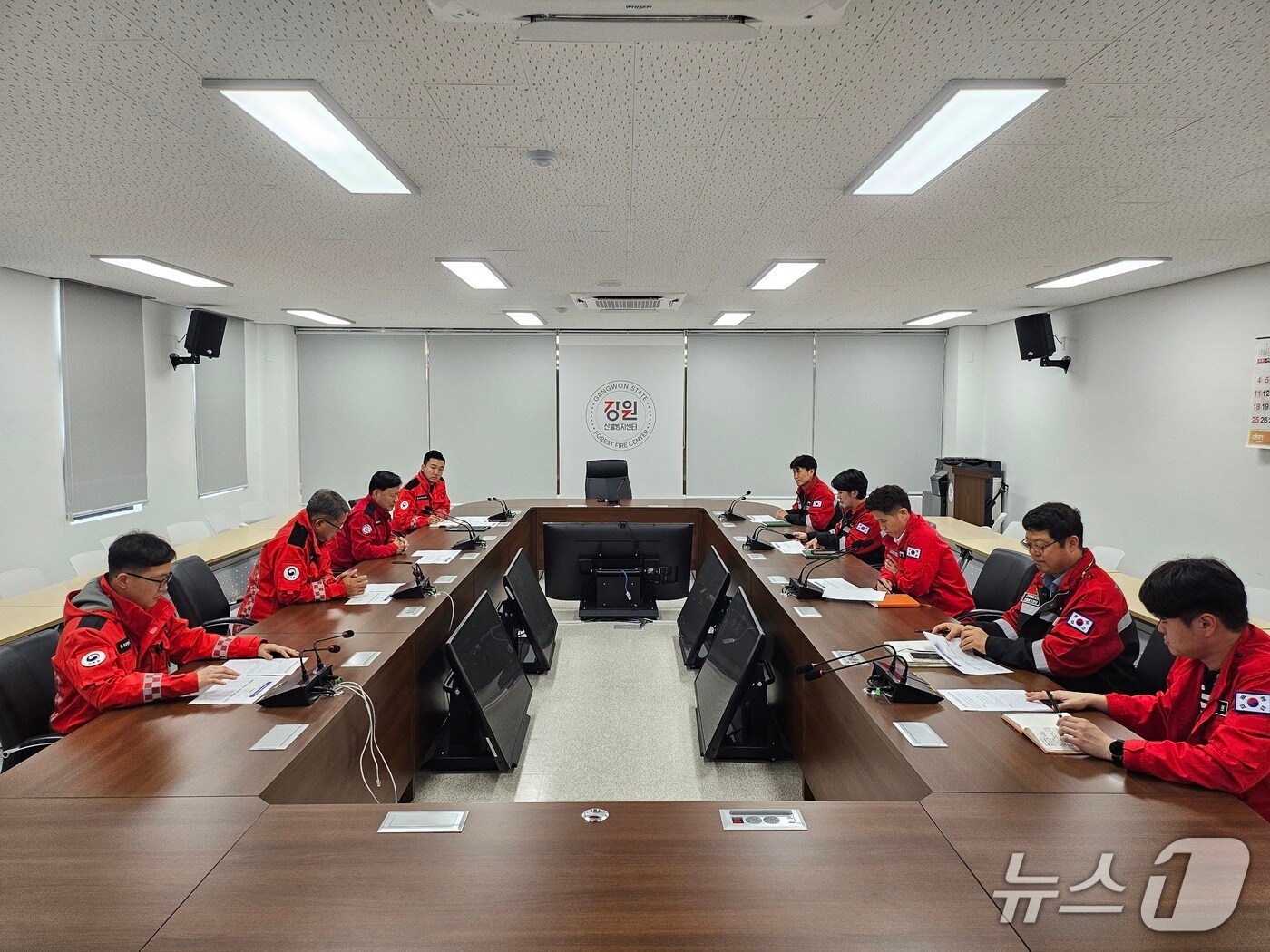 동부지방산림청은 13일 강원 강릉시 연곡면 강원도 산불방지센터에서 산불조심 기간 이후 대응 태세를 위한 대책회의를 개최했다.(동부산림청 제공, 재판매 및 DB 금지) 2025.5.13/뉴스1