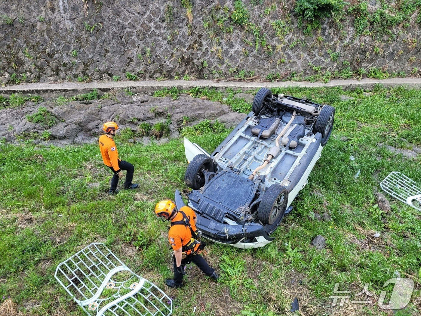 13일 오후 제주시 노형동에서 승용차가 도로 옆 3~4m 아래로 떨어져 전복됐다.(제주도소방안전본부 제공. 재판매 및 DB 금지)