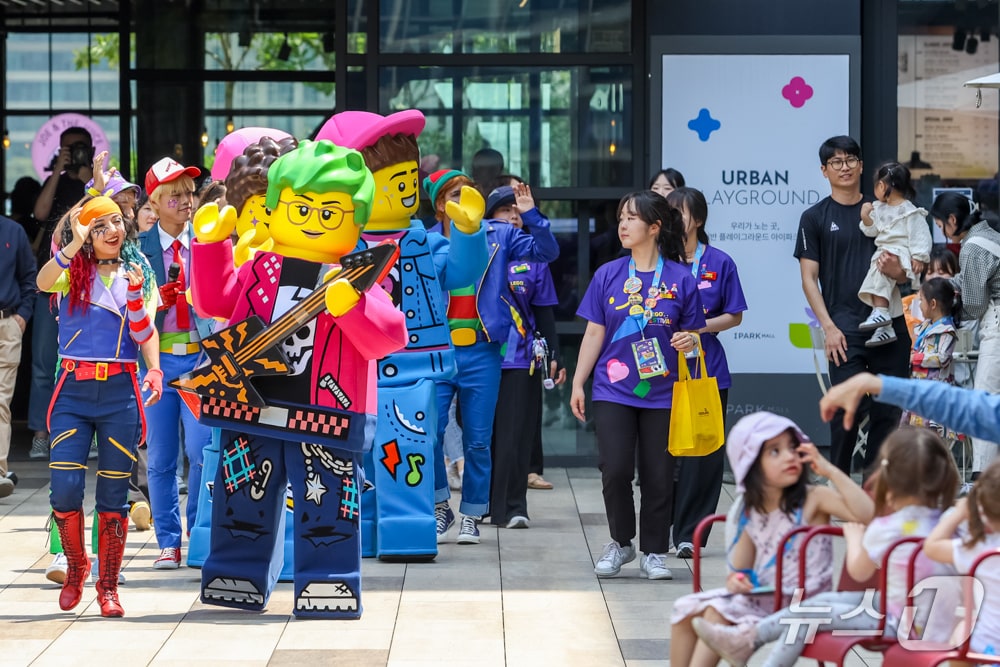 레고랜드의 플레이 팝 플래그 행렬이 13일 서울 용산 아이파크몰 ‘더 가든’에서 펼쳐지며 관람객들의 눈길을 사로잡았다.(레고랜드 제공, 재판매 및 DB금지)