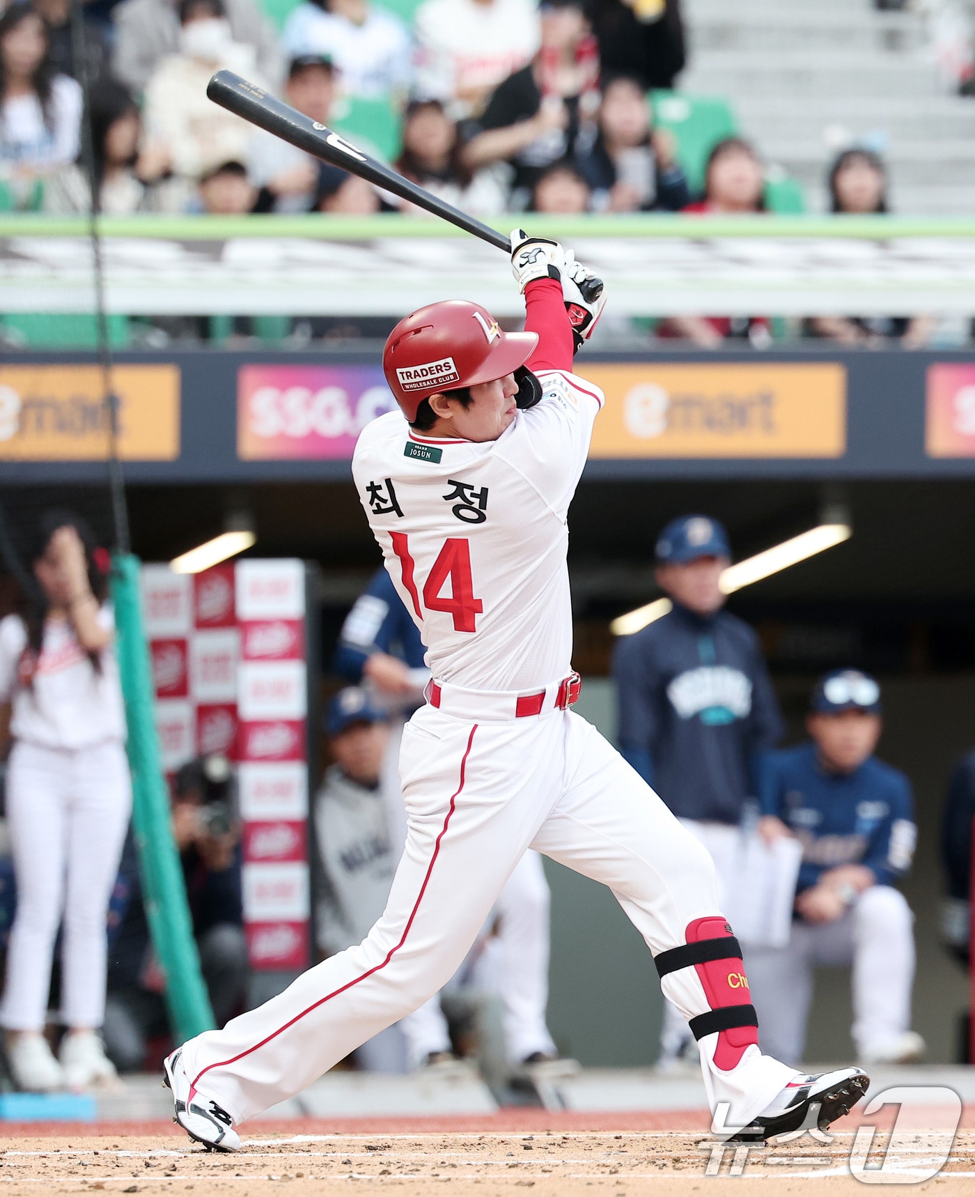 13일 인천SSG 랜더스필드에서 열린 &#39;2025 신한 SOL뱅크 KBO리그&#39; NC 다이노스와 SSG 랜더스의 경기, SSG 최정이 타격하고 있다. 2025.5.13/뉴스1 ⓒ News1 김성진 기자