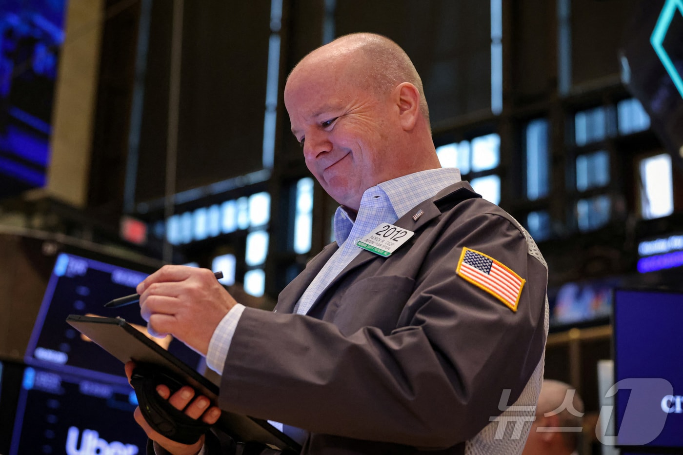 미증시 랠리에 활짝 웃고 있는 한 트레이더. ⓒ 로이터=뉴스1