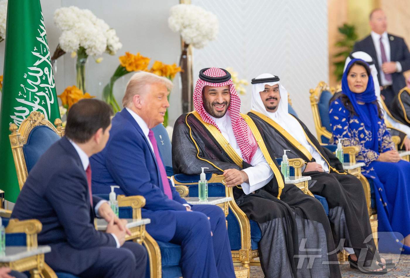 도널드 트럼프 미국 대통령이 13일(현지시간) 중동 순방 중 리야드를 방문해 무함마드 빈 살만 사우디아라비아 왕세자와 얘기를 하고 있다. 2025.05.14 ⓒ AFP=뉴스1 ⓒ News1 우동명 기자