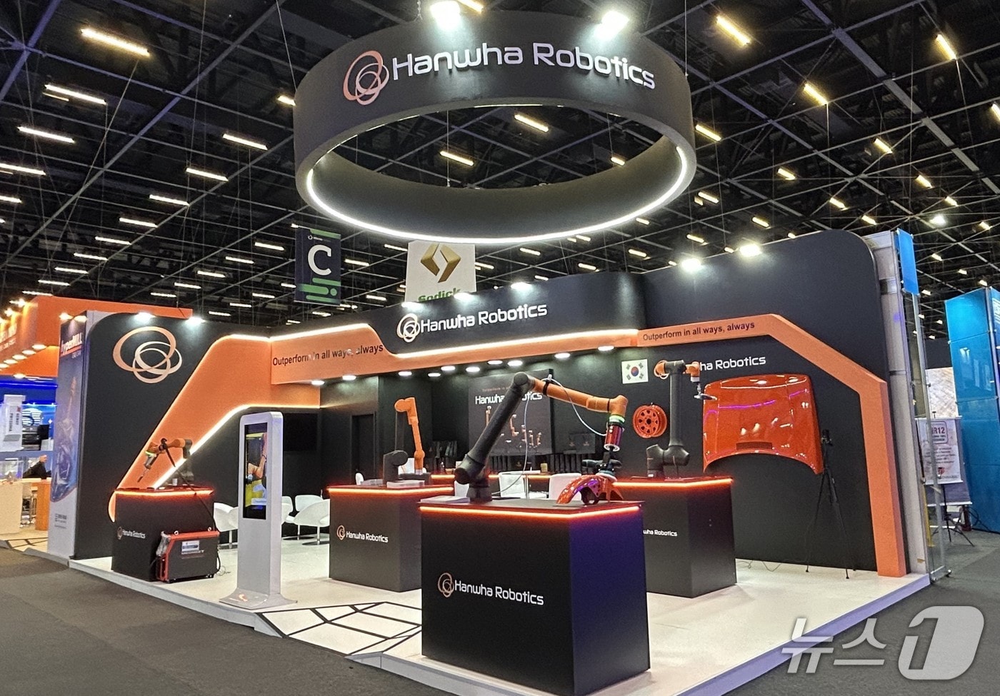 브라질 엑스포마페(EXPOMAFE) 2025에 전시된 한화로보틱스의 협동로봇(한화로보틱스 제공)