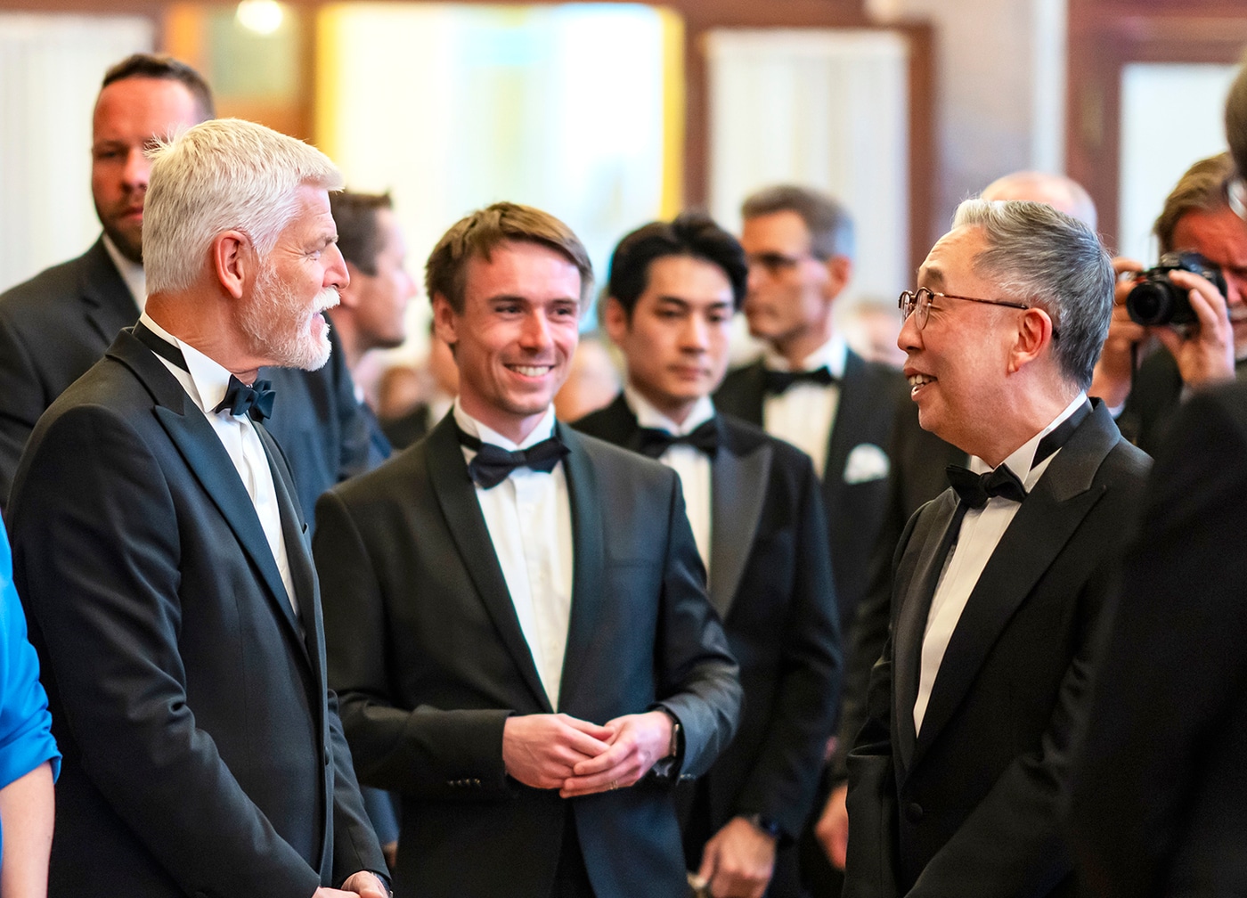 체코 ‘프라하의 봄 국제음악제’에 참석한 박지원 두산에너빌리티 회장(사진 오른쪽)이 12일(현지시간) 열린 개막공연 리셉션에서 페트르 파벨 체코 대통령(사진 왼쪽)과 만나 환담을 나누고 있다. (두산에너빌리티 제공)