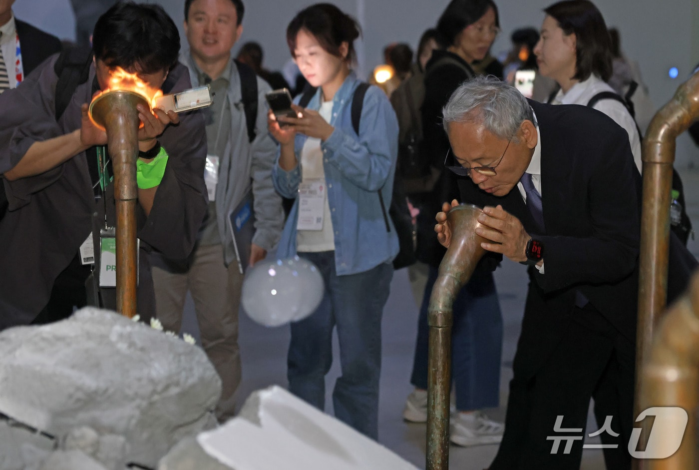 오사카 엑스포 관람객들이 지난 13일 한국관을 체험하고 있다(제공 문화체육관광부)