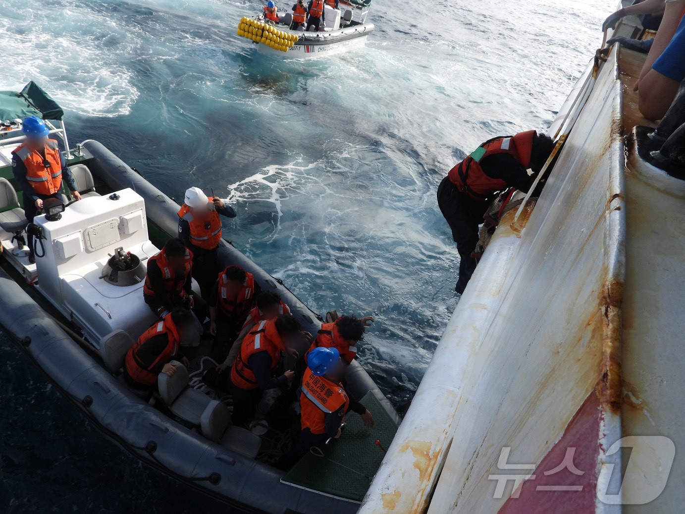 지난 14일 오전 8시16분쯤 제주 모슬포 선적 근해연승어선 887어진호(29톤)의 승선원 8명이 제주해양경찰청 경비함정 5002함으로 옮겨타고 있다. (제주해양경찰청 제공. 재판매 및 DB 금지 2025.5.14/뉴스1 ⓒ News1 홍수영 기자