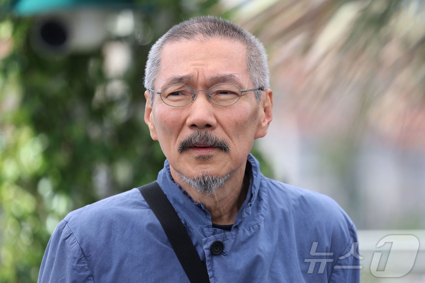 제78회 칸 국제영화제 심사위원 포토콜에 참석한 홍상수 감독 ⓒ AFP=뉴스1