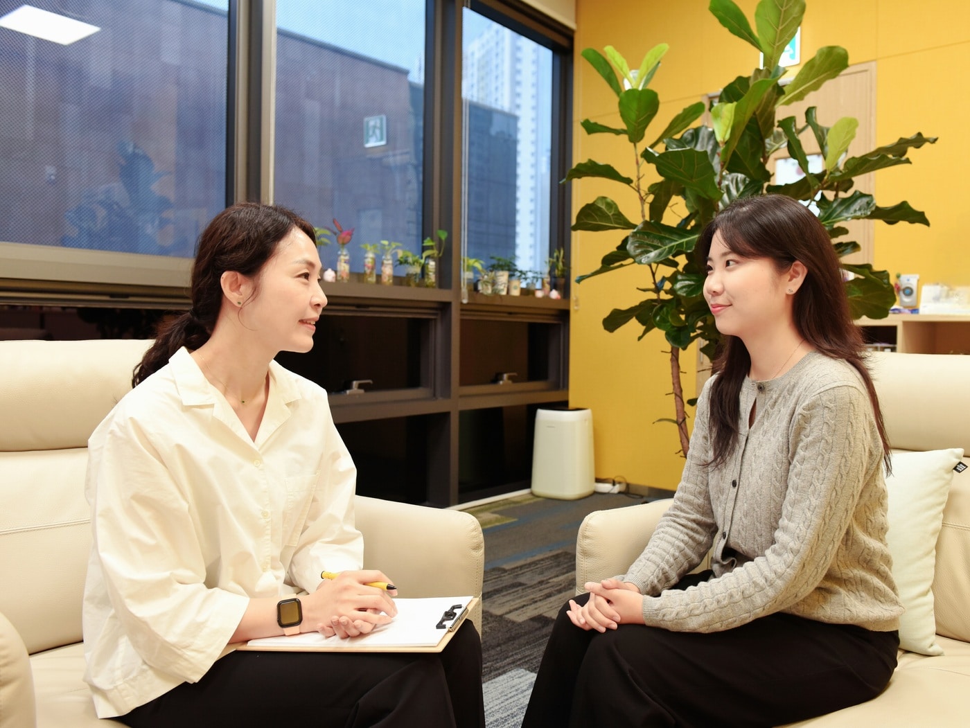 삼성바이오에피스 임직원이 사내 전문 심리상담사에게 심리 상담을 받고 있다. (삼성바이오에피스 제공)