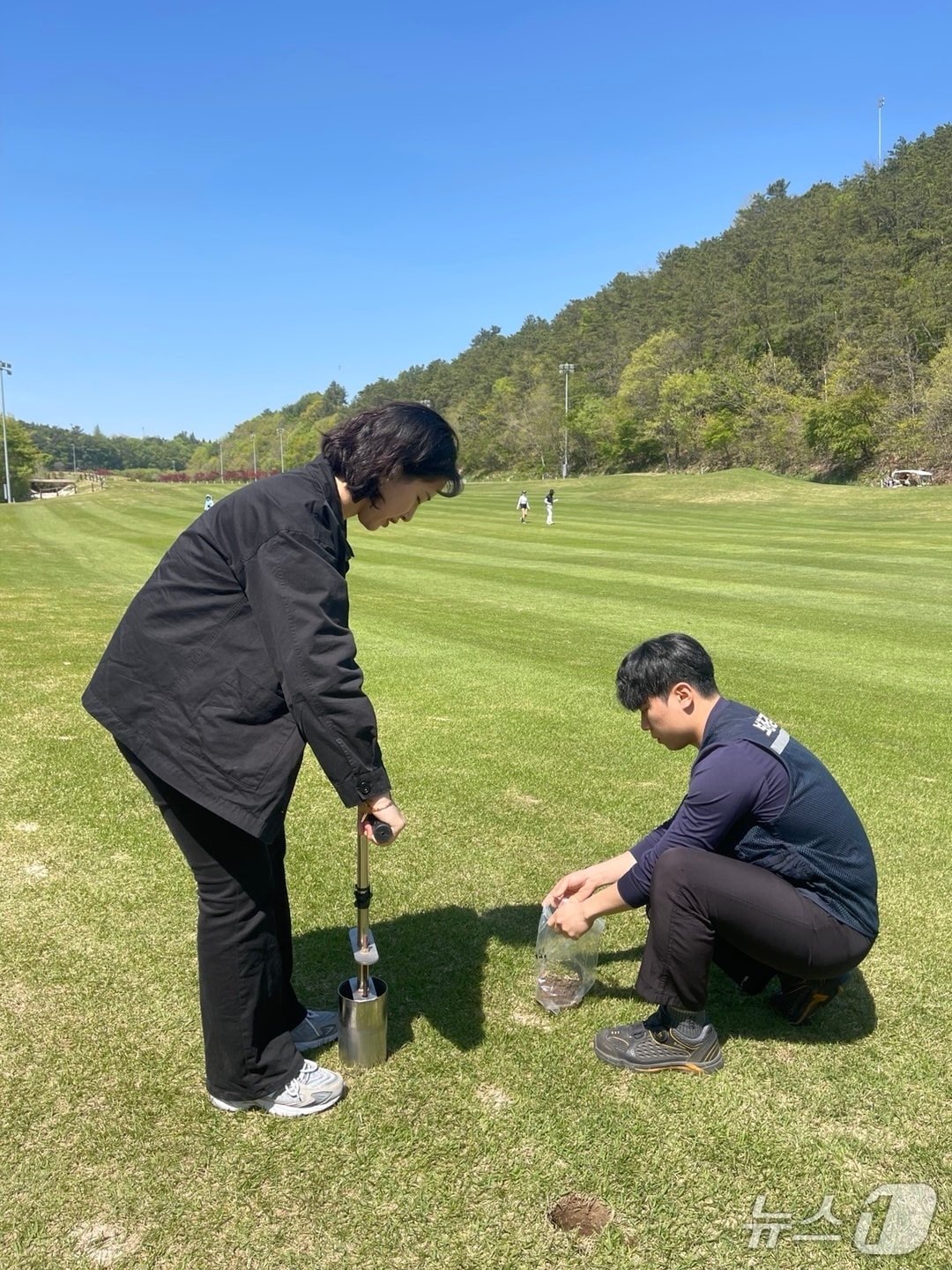 골프장 시료 채취 모습.(전남도 제공. 재판매 및 DB금지) 2025.5.14/뉴스1