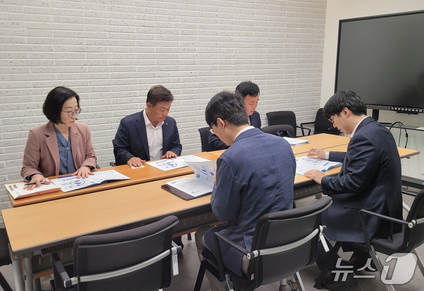 이학수 정읍시장은 13일 오후 사업소관 부서장들과 함께 정부세종청사를 방문해 주요 현안사업에 대한 사업 타당성과 당위에 대해 설명했다.(정읍시 제공, 재판매 및 DB금지)