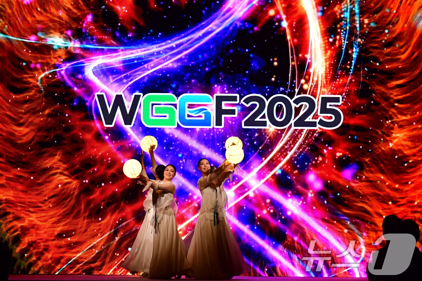 세계녹색성장포럼(WGGF2025)이 14일 경북 포항시 북구 라한호텔에서 막을 올린 가운데 식전 축하행사가 열리고 있다. 포럼은 미래를 위한 녹색전환 '도전 속에서 길을 찾다'를 주제로 15일까지 열린다. 2025.5.14/뉴스1 ⓒ News1 최창호 기자