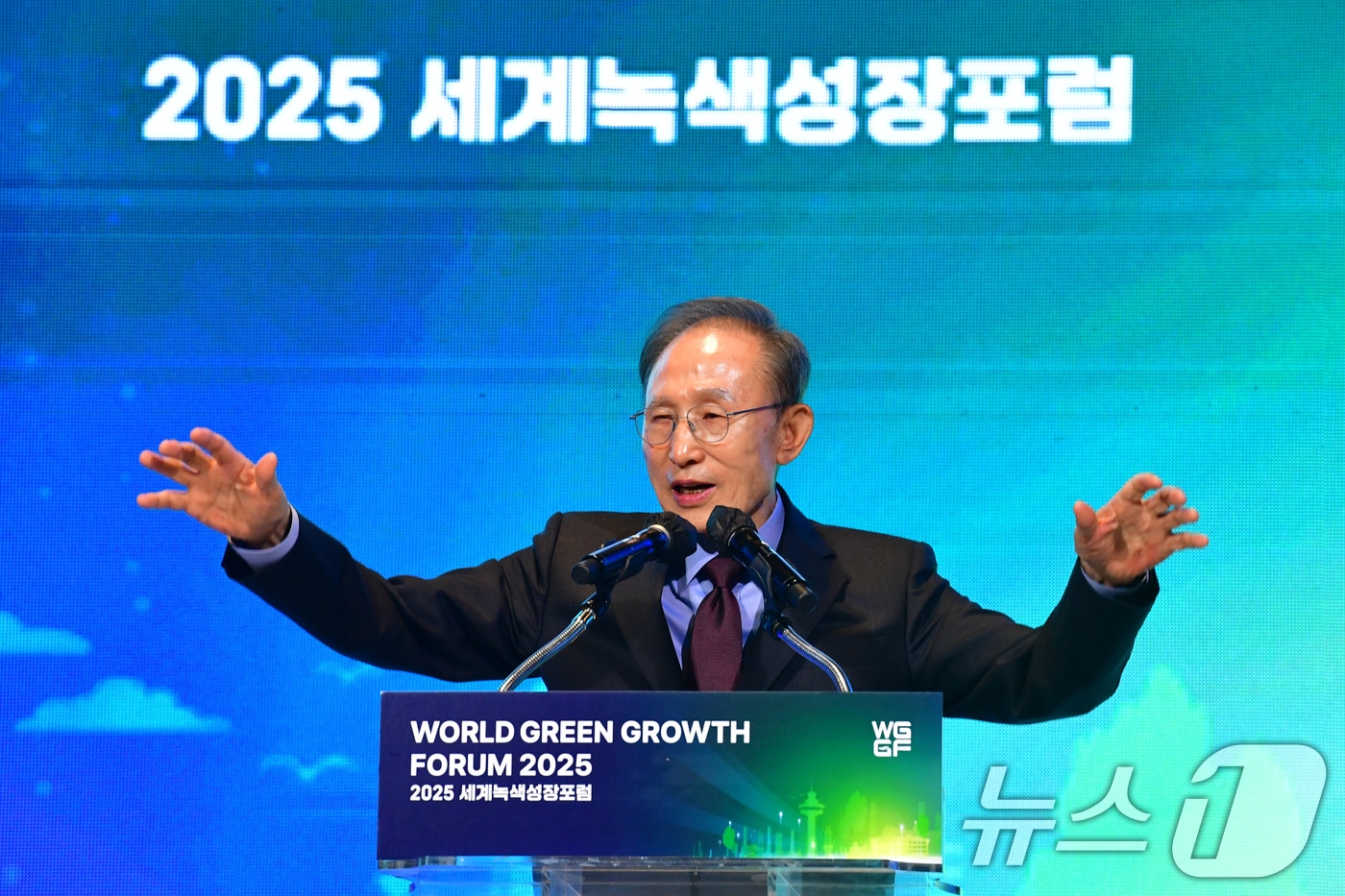 이명박 전 대통령이 14일 포항 라한호텔에서 열린 세계녹색성장포럼(WGGF2025) 개막식에서 축사하고 있다. 이 포럼은 '미래를 위한 녹색전환, 도전 속에서 길을 찾다'를 주제로 15일까지 열린다. 2025.5.14/뉴스1 ⓒ News1 최창호 기자