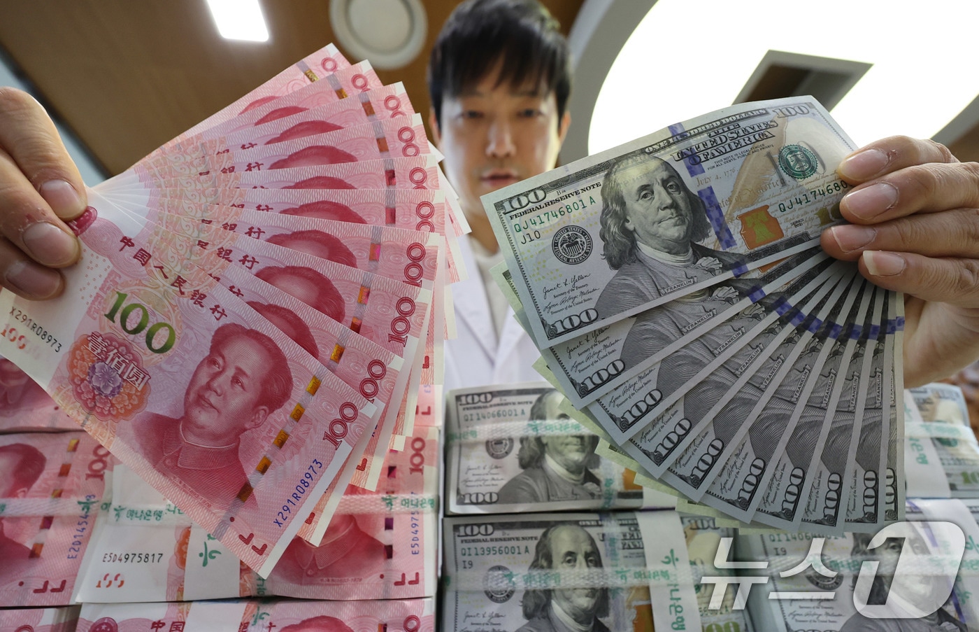 14일 서울 중구 하나은행 위변조대응센터에서 직원이 미국 달러와 위안화를 정리하고 있다. 2025.5.14/뉴스1 ⓒ News1 박지혜 기자