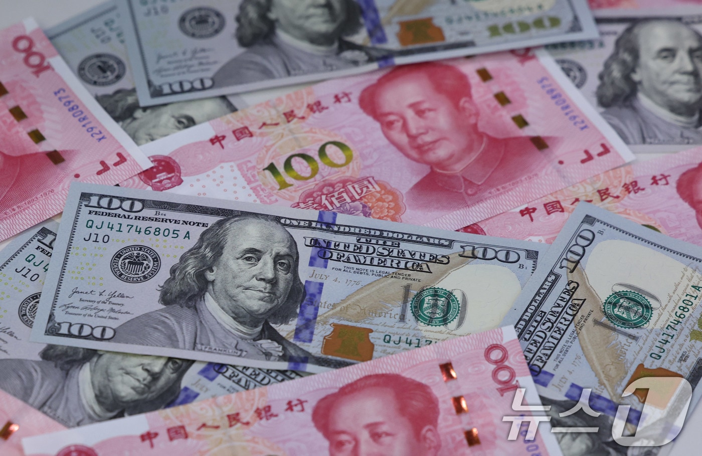 14일 서울 중구 하나은행 위변조대응센터에서 미국 달러와 위안화가 놓여 있다. 2025.5.14/뉴스1 ⓒ News1 박지혜 기자