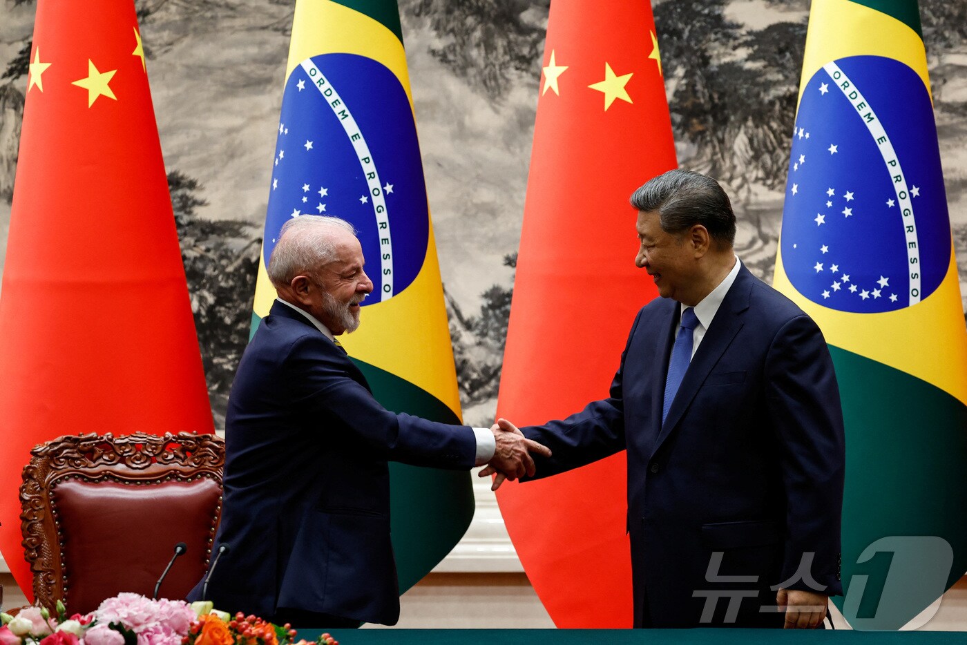 시진핑 중국 국가주석과 루이스 이나시우 룰라 다시우바 브라질 대통령이 13일 베이징 인민대회당에서 공동 기자회견을 개최한 후 악수를 하고 있다. ⓒ 로이터=뉴스1 ⓒ News1 정은지 특파원