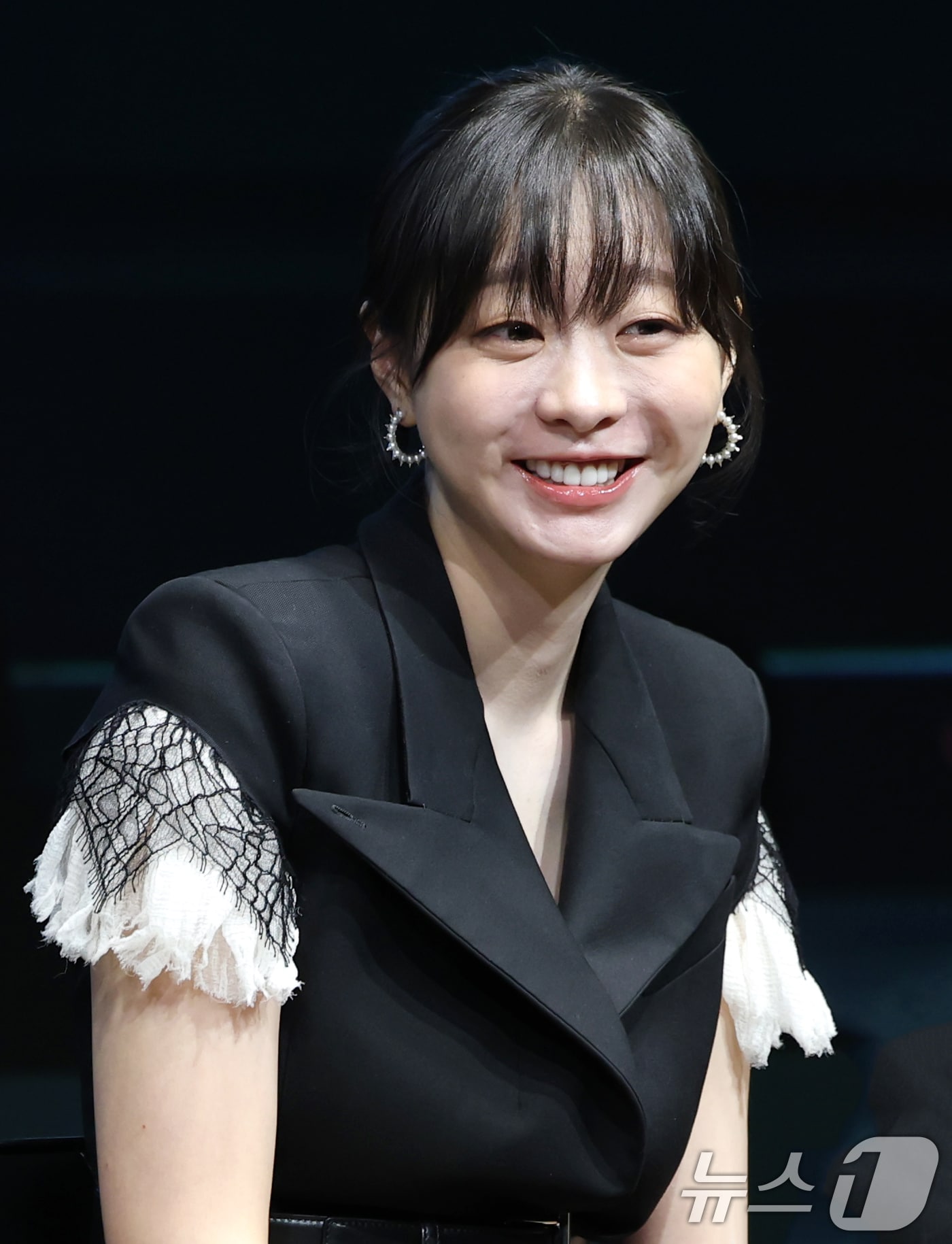 배우 김다미가 14일 서울 종로구 JW 메리어트 동대문 스퀘어 서울에서 열린 디즈니+ 오리지널 시리즈 '나인 퍼즐' 제작발표회에서 미소를 짓고 있다. '나인 퍼즐'은 10년 전, 미결 사건의 유일한 목격자이자 현직 프로파일러인 '이나'(김다미 분)와 그를 끝까지 용의자로 의심하는 강력팀 형사 '한샘'(손석구 분)이 의문의 퍼즐 조각과 함께 다시 시작된 연쇄살인 사건의 비밀을 파헤치는 추리 스릴러다. 2025.5.14/뉴스1 ⓒ News1 권현진 기자