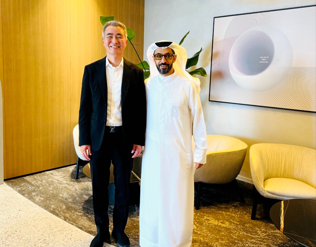 장현국 넥써쓰 대표(사진 왼쪽)와 아흐메드 DMCC 회장.(넥써쓰 제공. 재판매 및 DB금지)2025.5.14/뉴스1