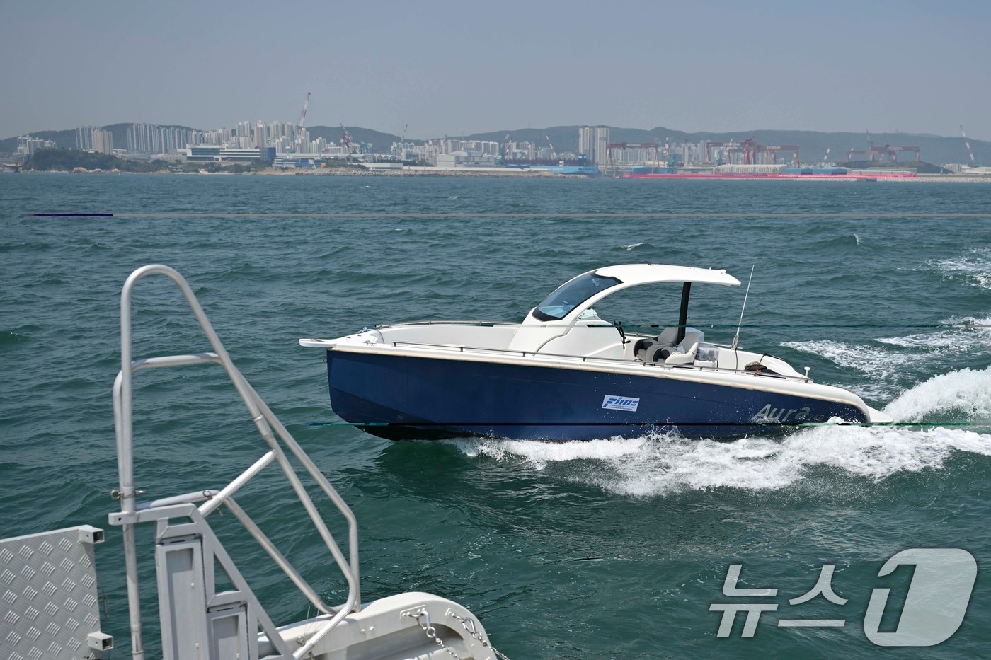 해상표적 정찰·감시 및 공격 임무를 맡은 소형 무인수상정(AURA)이 충돌 공격을 하기 위해 기동하고 있다. (해군 제공. 재판매 및 DB 금지) 2025.5.14/뉴스1