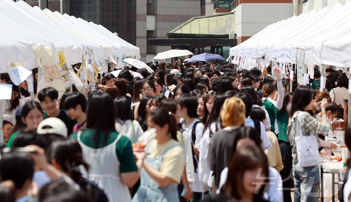 139주년 대동제가 열리는 14일 서울 서대문구 대현동 이화여자대학교가 축제를 즐기는 학생들로 북적이고 있다. 2025.5.14/뉴스1 ⓒ News1 김진환 기자