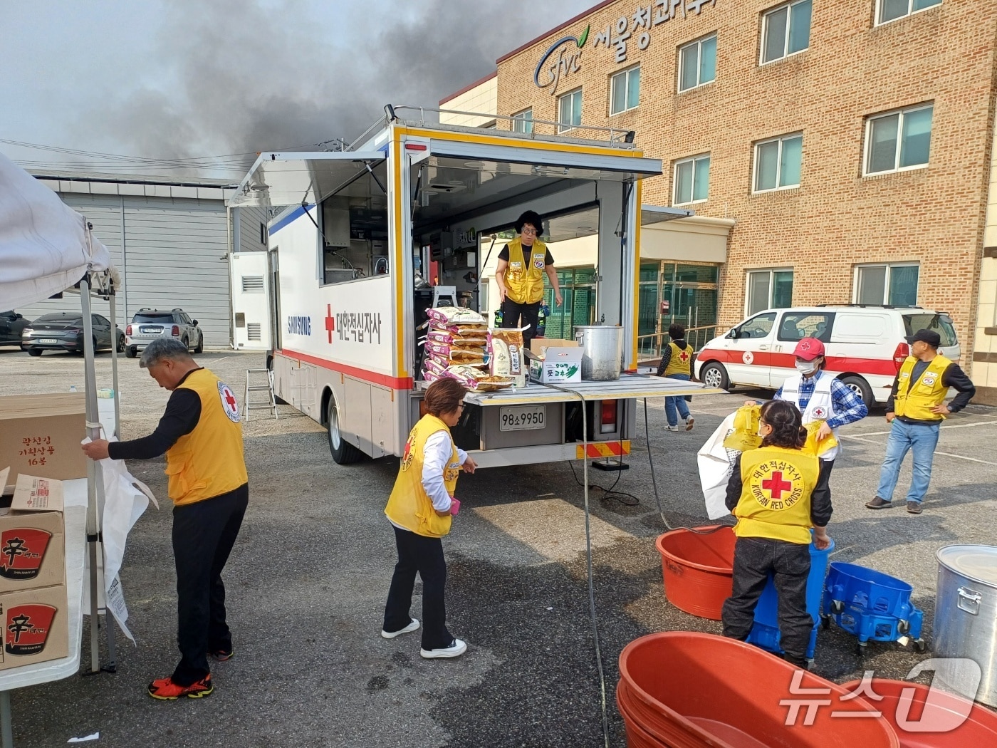 구호활동.(대한적십자사 경기도지사 제공)