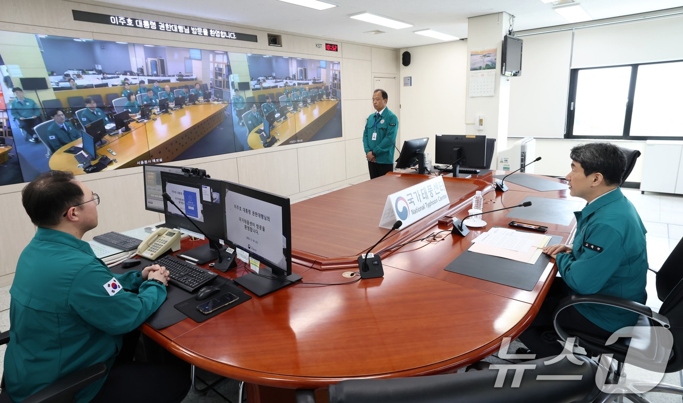 이주호 대통령 권한대행 부총리 겸 교육부 장관이 14일 제주도 서귀포시 국가태풍센터를 방문해 여름철 풍수해 대응 태세를 점검하고 있다. (교육부 제공, 재판매 및 DB 금지) 2025.5.14/뉴스1 ⓒ News1 임세영 기자