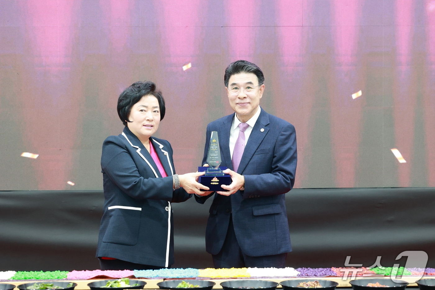 왼쪽부터 김미자 웰니스산업협회장, 이응우 시장(계룡시 제공.재판매 및 DB금지)/뉴스1