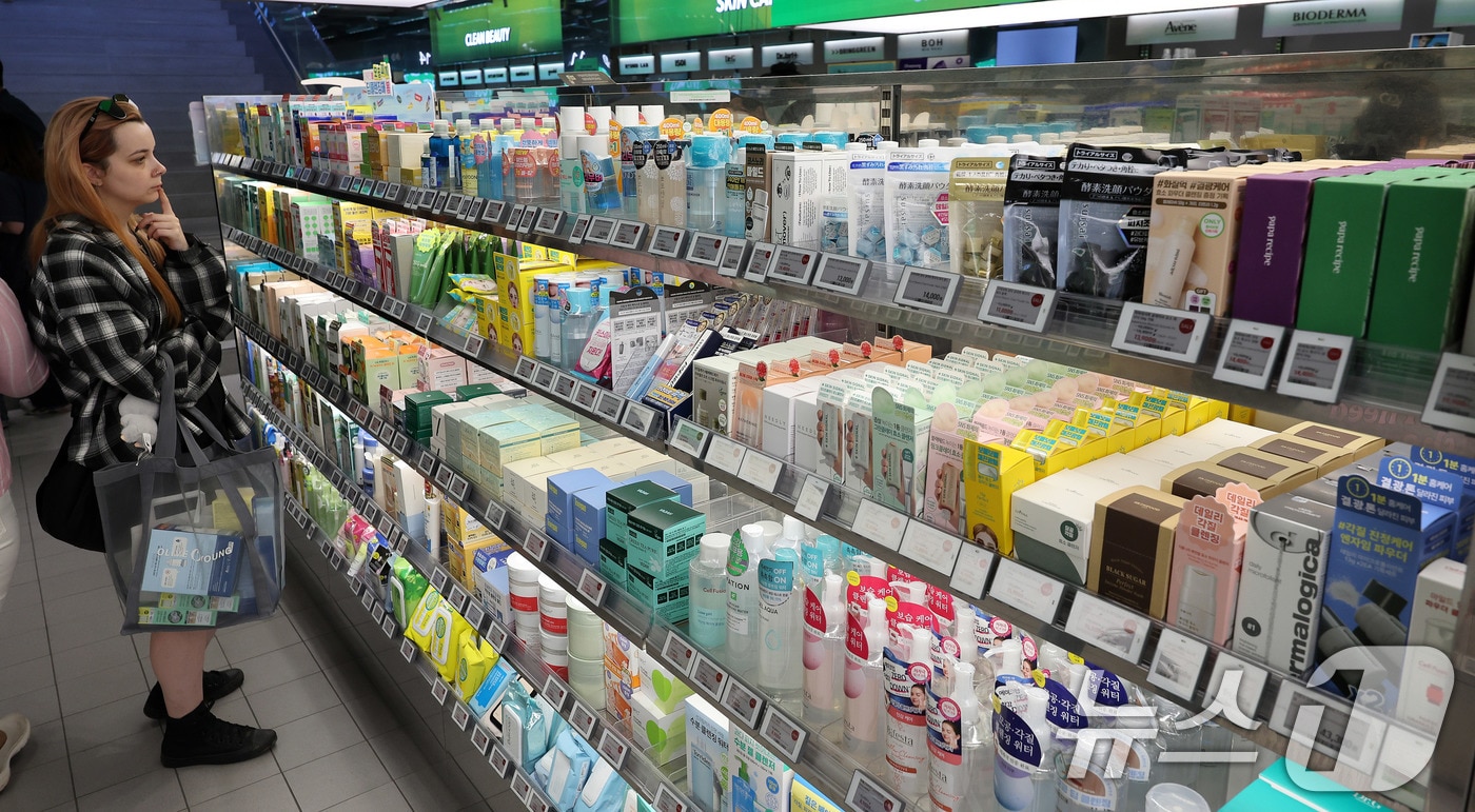 14일 서울 중구 명동의 한 뷰티 매장에서 외국인 관광객들이 화장품을 둘러보고 있다.  2025.5.14/뉴스1 ⓒ News1 박지혜 기자