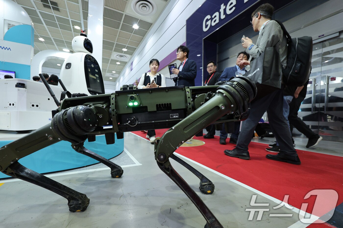 지난 14일 서울 강남구 코엑스에서 열린 국제인공지능대전에서 관람객들이 인공지능(AI)이 가미된 보행로봇을 살펴보고 있다. 2025.5.14/뉴스1 ⓒ News1 신웅수 기자
