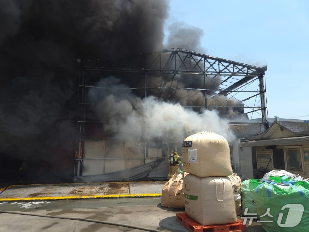 천안의 재활용업체서 난 화재.(충남소방본부 제공. 재판매 및 DB금지)