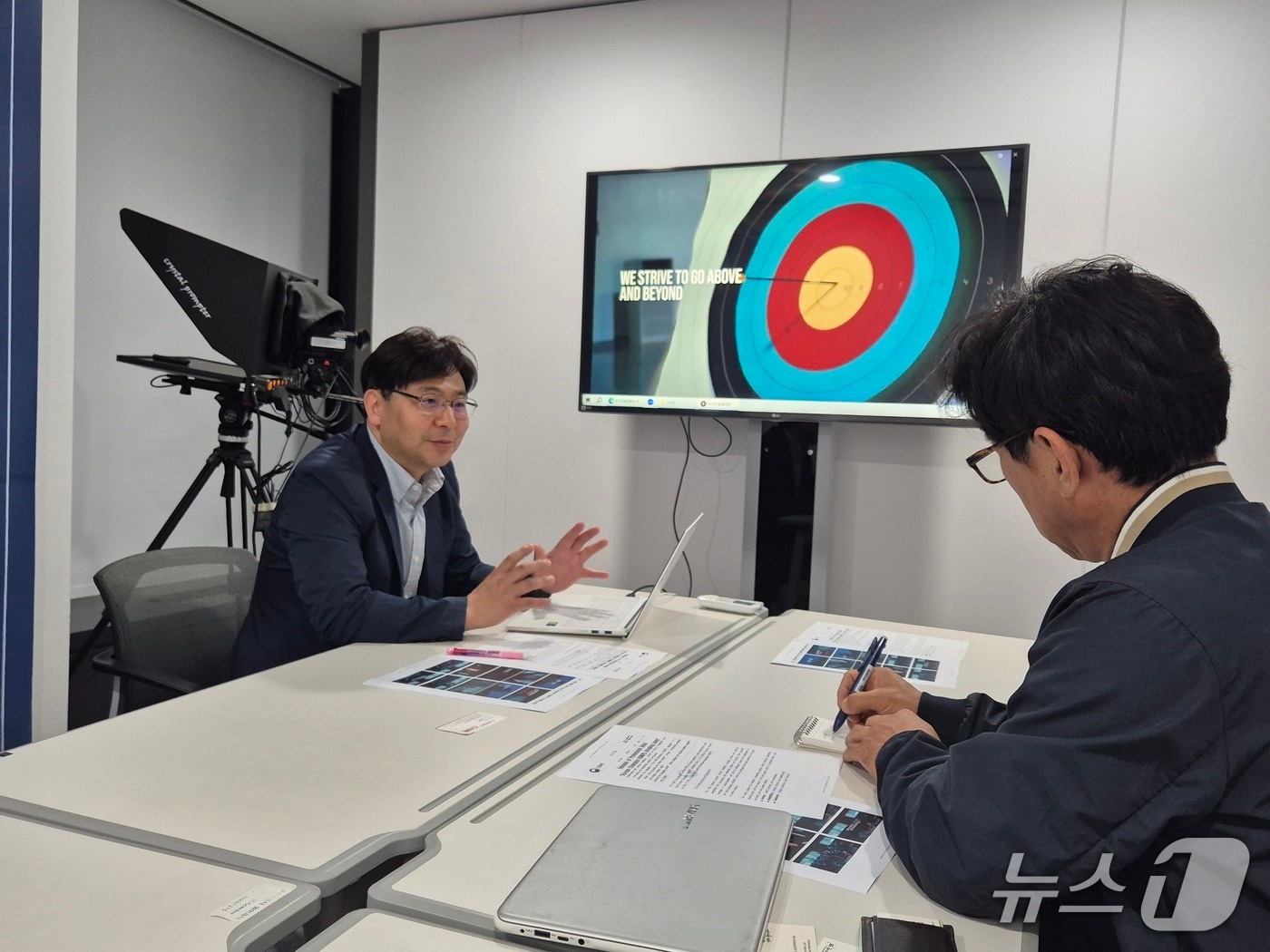 박철웅 조달청 대변인(왼쪽)이 외신기자들을 대상으로 조달청 홍보영상 '한계를 넘다'의 제작 의도, 의미 등을 설명하고 있다.(조달청 제공.재판매 및 DB금지)/뉴스1