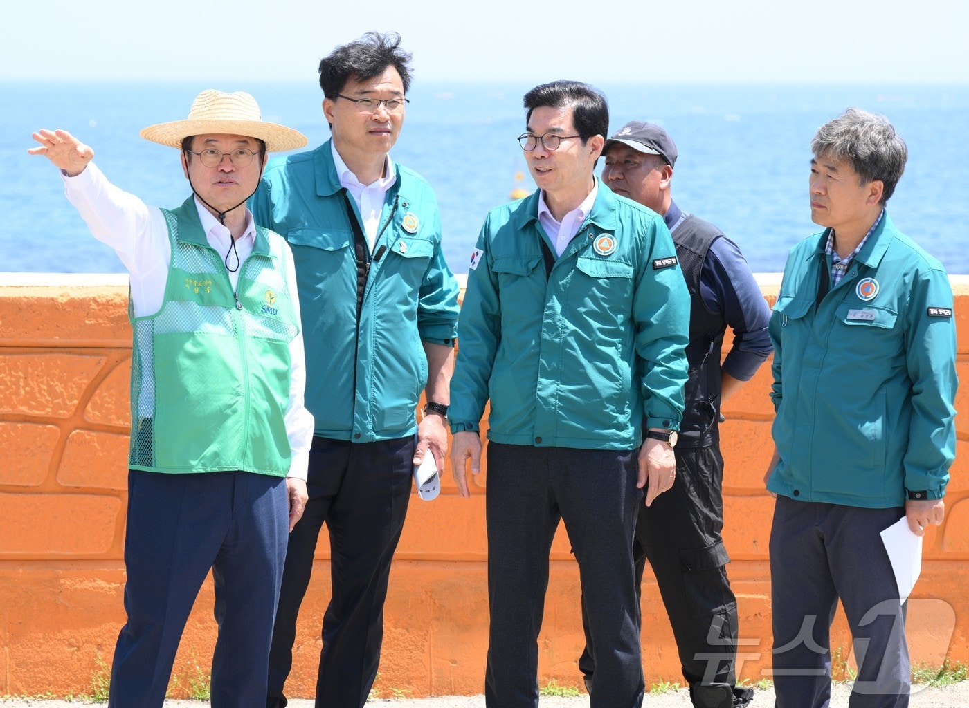 이철우 경북도지사는 14일 산불 피해 지역인 영덕군 영덕읍 대탄리와 의성군 단촌면 일원을 방문하여 장마철 2차 피해 예방을 위한 복구 사업장을 점검했다. ⓒ News1 김대벽기자