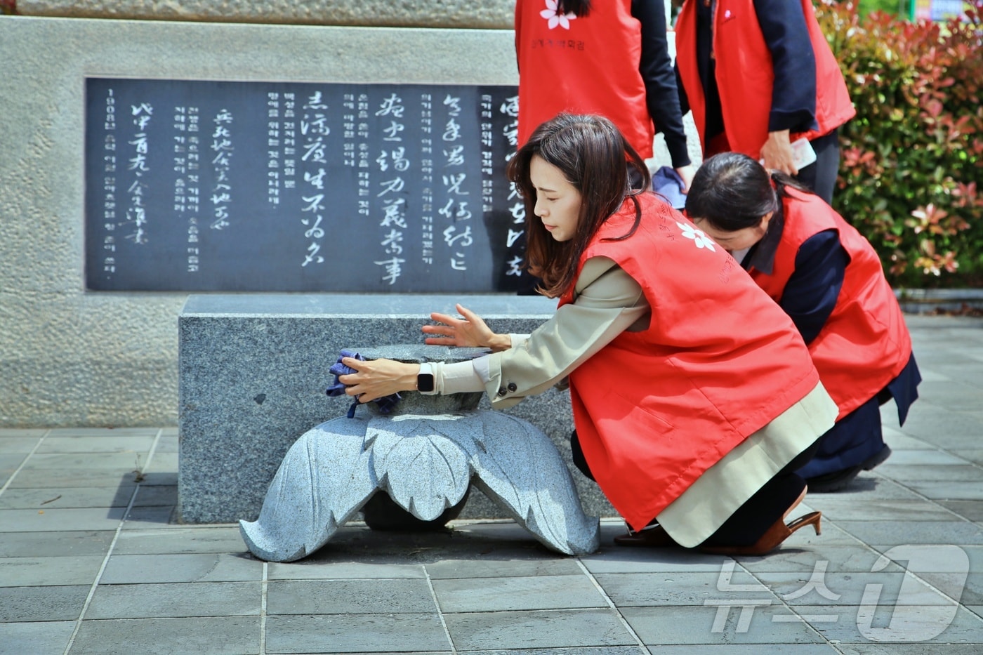 광주신세계가 14일 광주지방보훈청과 함께 현충시설 환경정화활동을 하고 있다.(광주신세계 제공. 재배포 및 DB 금지)