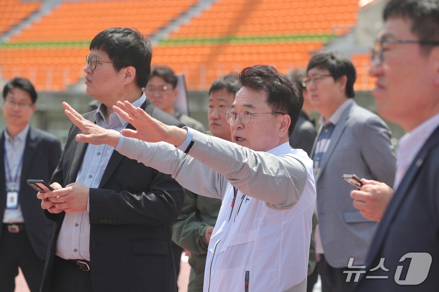육동한 춘천시장이 14일 송암스포츠타운 주경기장을 찾아 관계 직원들과 시설을 점검하고 있다.(춘천시 제공, 재판매 및 DB금지)