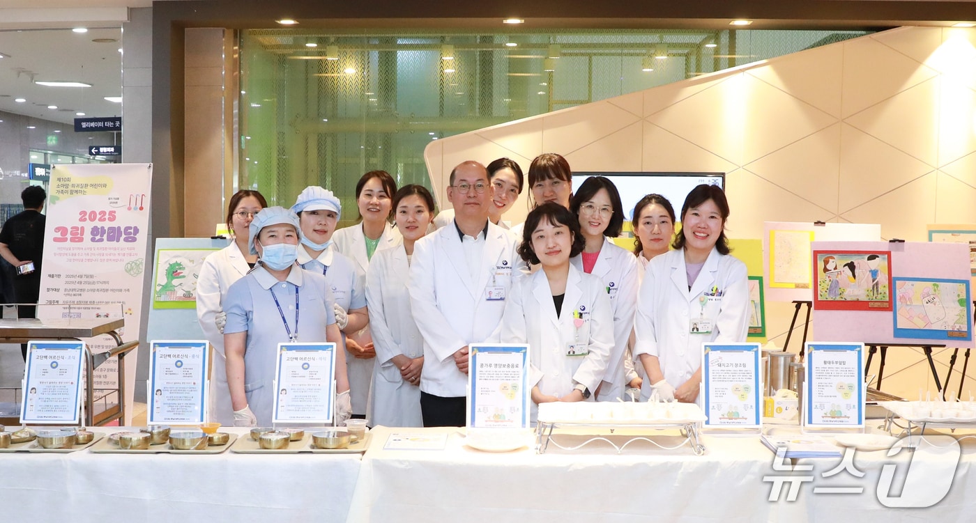  충남대학교병원 본관 1층 로비에서 열린 '어르신 환자를 위한 식단 전시회'(충남대병원 제공) /뉴스1