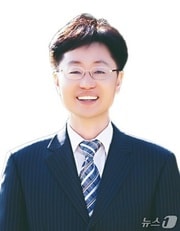 스승의 날을 맞아 교육 발전에 공을 세우고 헌신한 대구지역 교원 437명이 상을 받는다. 사진은 홍조근정훈장 수상자인 이규배 안일초교 교사. (대구교육청 제공. 재판매 및 DB 금지)/뉴스1