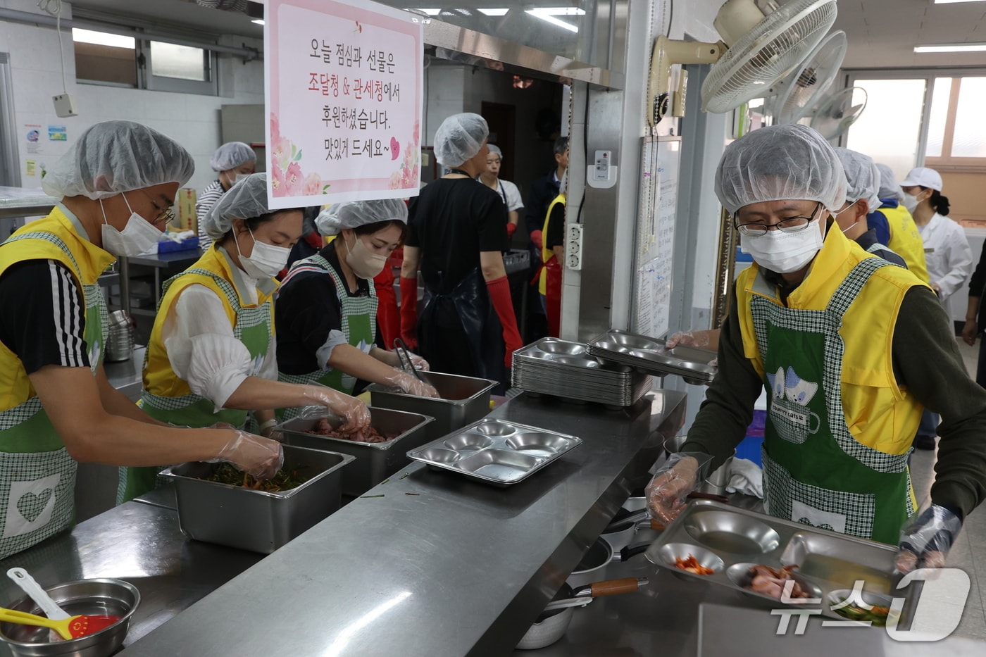 백승보 조달청 차장(오른쪽)이 14일 무료급식 봉사활동을 하고 있다.(조달청 제공.재판매 및 DB금지)/뉴스1