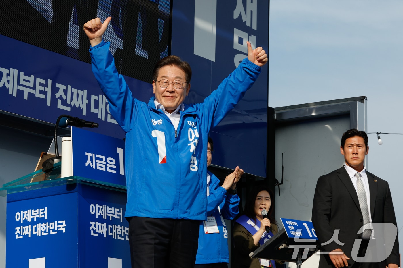 이재명 더불어민주당 대통령 후보가 14일 오후 경남 통영시 강구안 문화마당을 찾아 인사하고 있다. ⓒ News1 안은나 기자