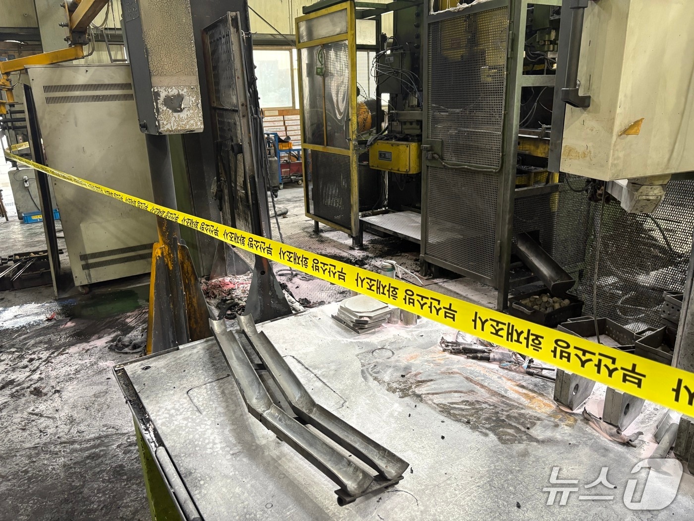 14일 오후 5시 33분쯤 부산 강서구 송정동 산업용 밸브 제조 공장에서 불이 났다. 사진은 화재 현장 모습(부산소방재난본부 제공. 재판매 및 DB금지)